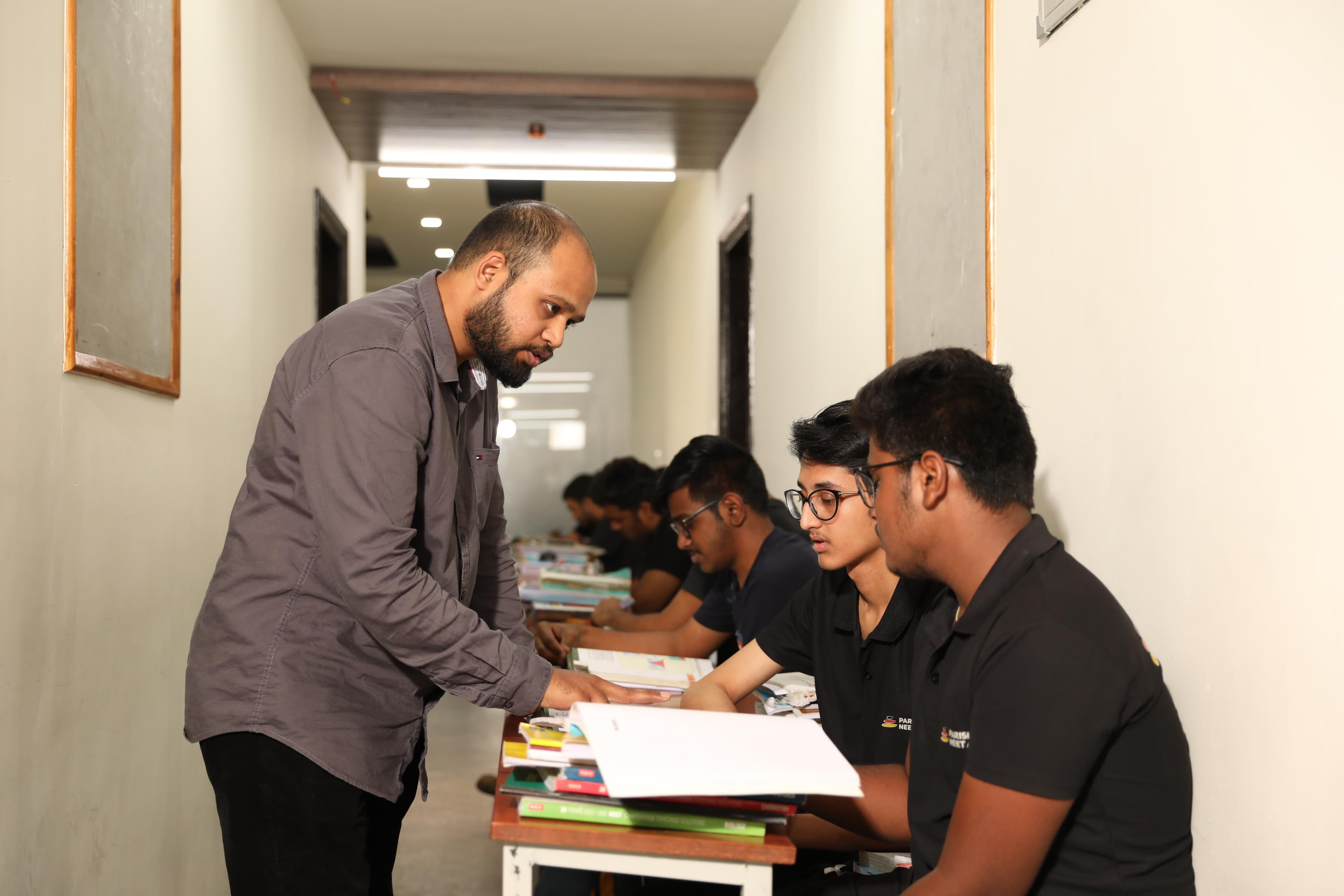 A faculty mentor guiding a Parishrama student one-on-one